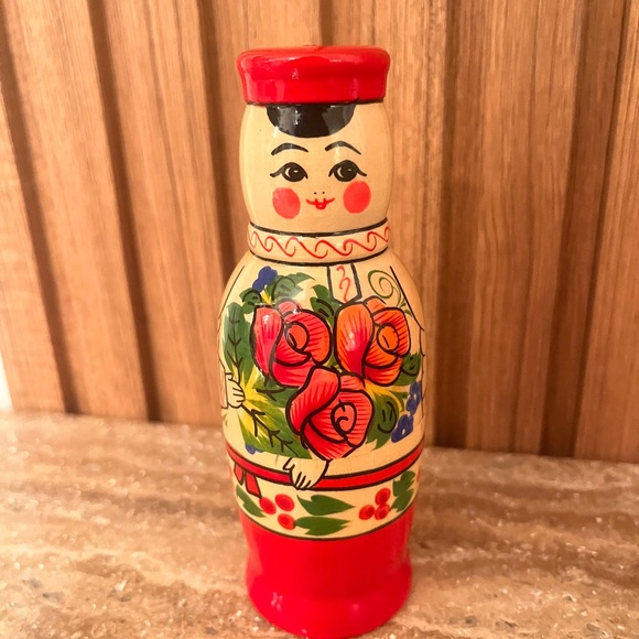 Russian Matryoshka Style Dolls Salt & Pepper Shakers Wood Handmade Russia 5.5" - Picture 4 of 9